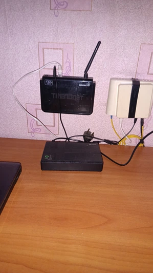DC UPS на столі з роутером і оптичним терміналом